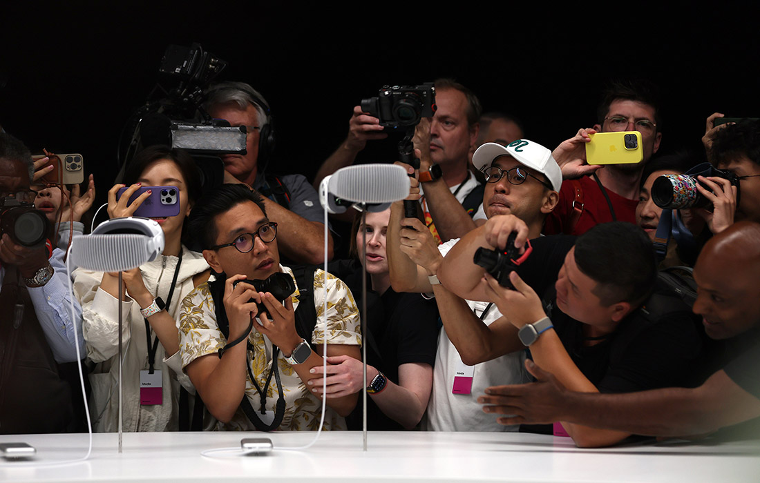 Apple представила новые продукты. На фото: журналисты и блогеры на всемирной конференции разработчиков в Купертино, Калифорния.