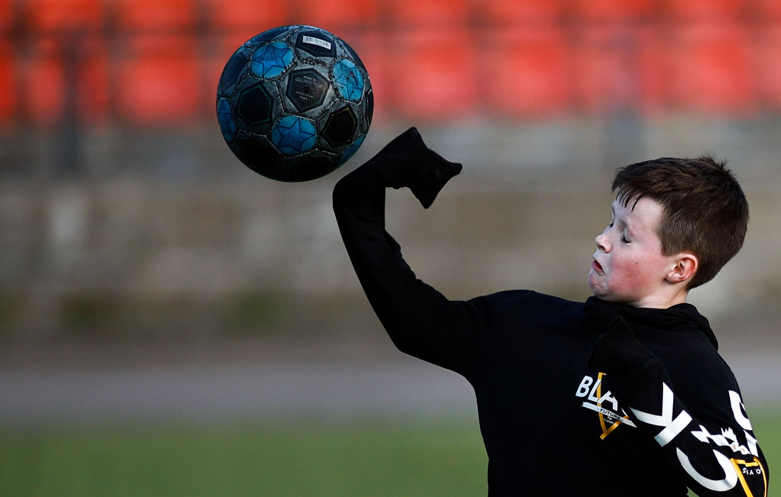 Мальчик играет в футбол в Иванове
