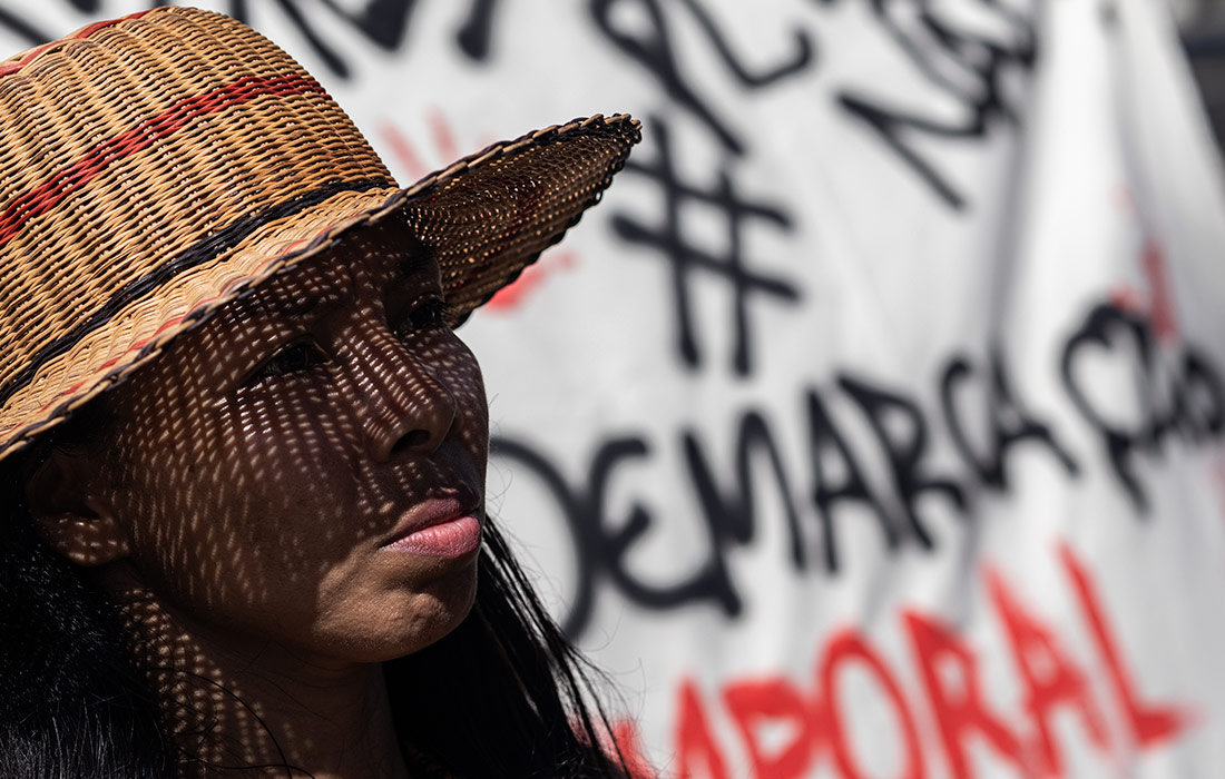 Коренные жители бразильской Амазонии следят за трансляцией судебного процесса по правам на их землю