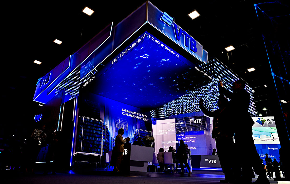 Стенд банка "ВТБ"