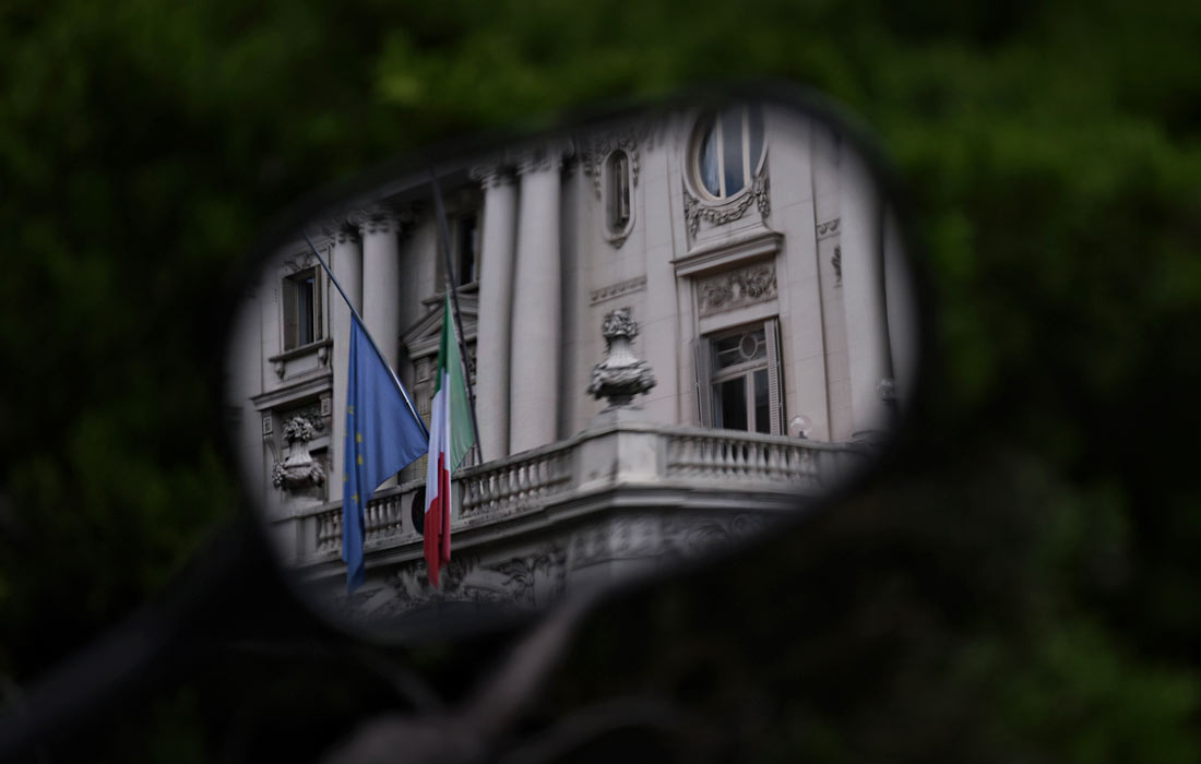 С понедельника флаги Италии и ЕС приспущены на всех государственных учреждениях, посольствах и консульствах Италии