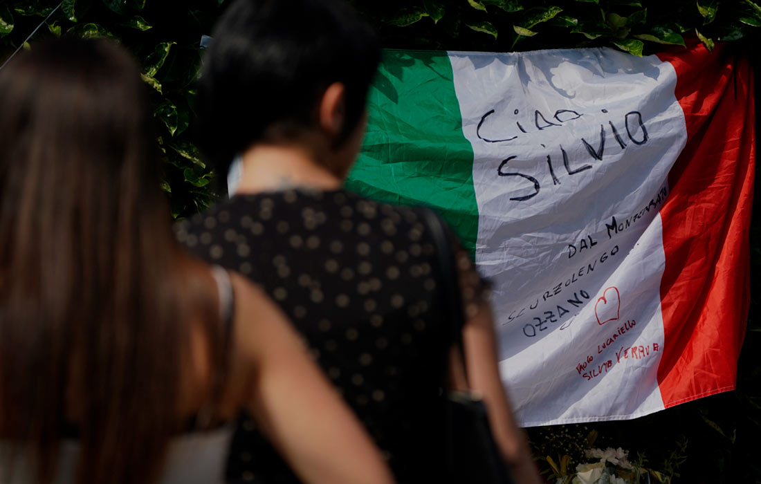 Прежде чем тело Берлускони доставили в главный городской собор, оно находилось на его вилле Сан-Мартино в городе Аркоре, где с ним простились родные и близкие. Тысячи итальянцев оставили у резиденции Берлускони цветы, флаги, билеты на футбольные матчи и шарфы футбольных клубов "Милан" и "Монца", которыми в разное время владел бизнесмен.