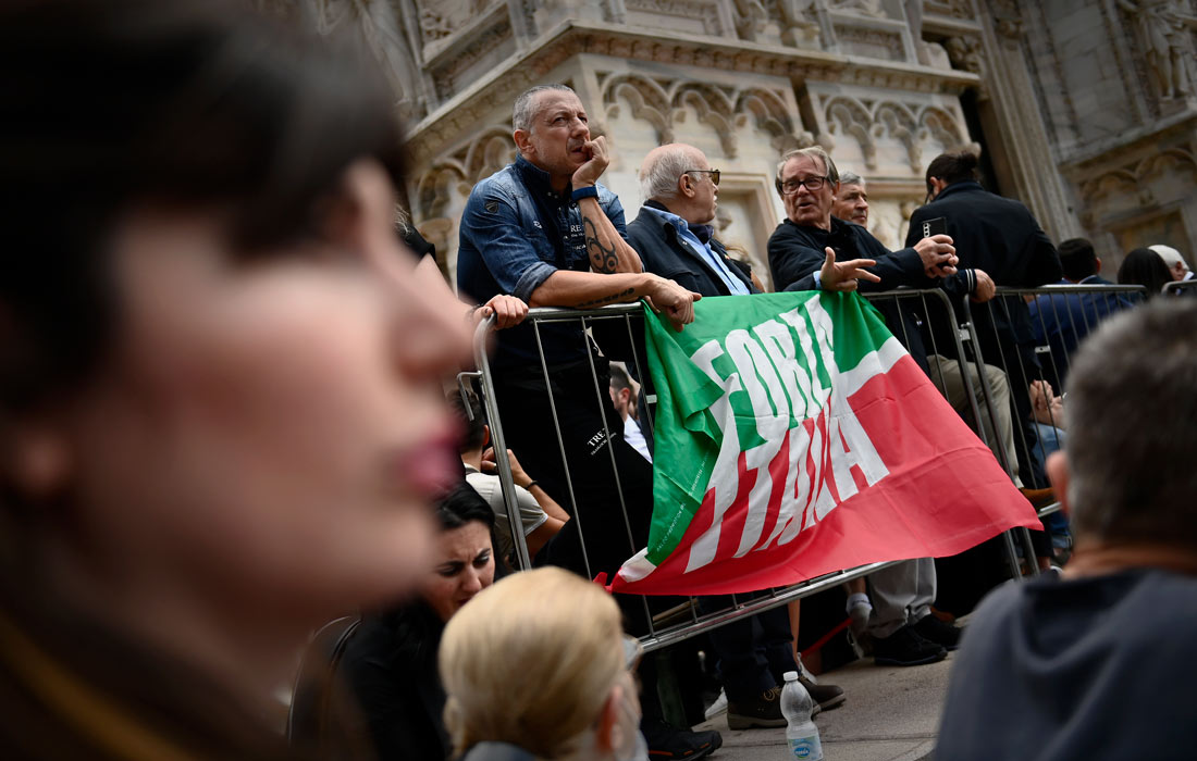 Скорбящие стали собираться на площади с утра, многие из них являются фанатами футбольного клуба "Милан", в котором Берлускони был президентом с 1986 по 2017 год