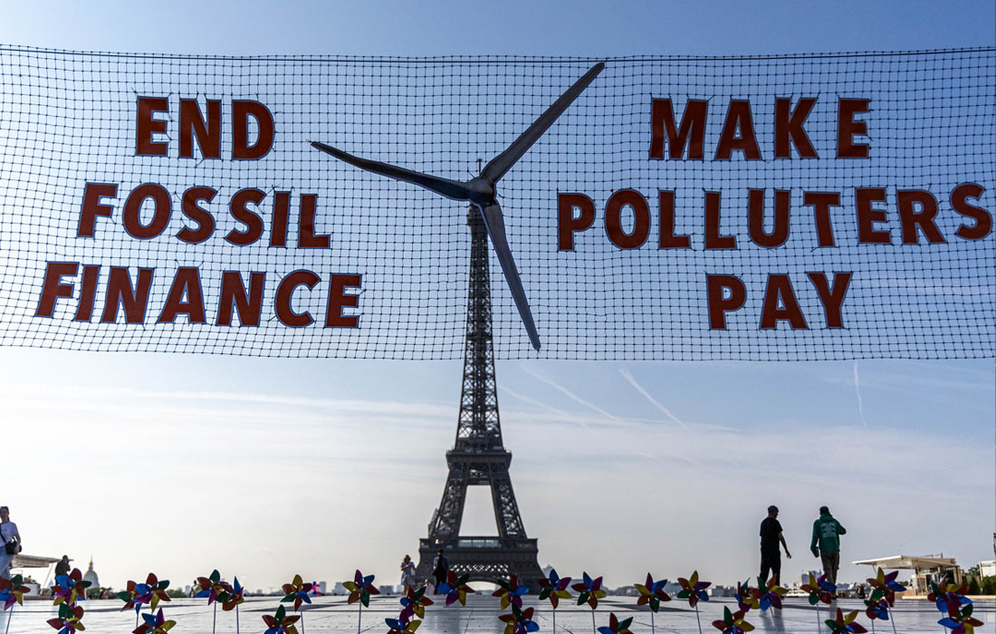 Климатические активисты превратили Эйфелеву башню в ветряную турбину