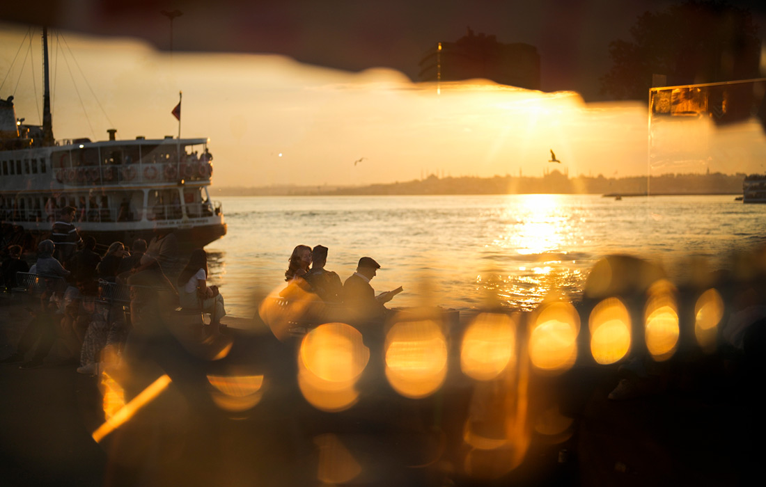 Жители Стамбула на набережной Кадыкей