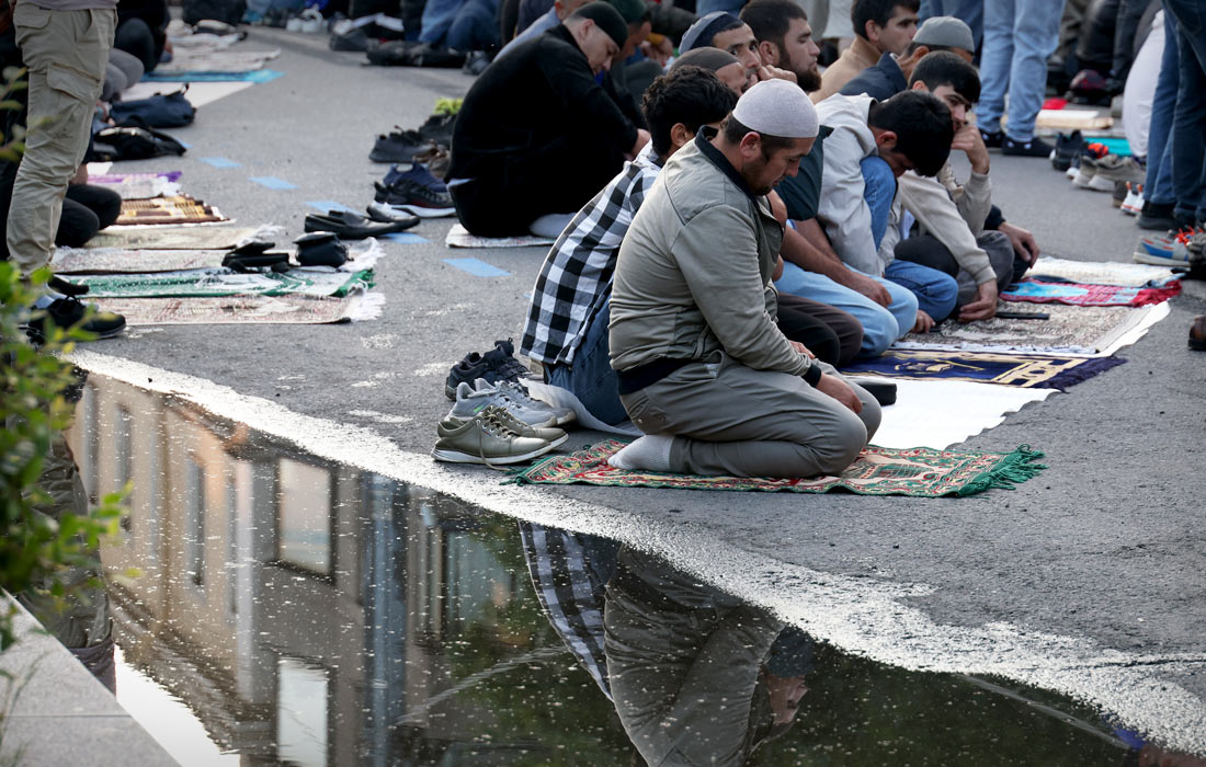 Верующие у Соборной мечети в Санкт-Петербурге