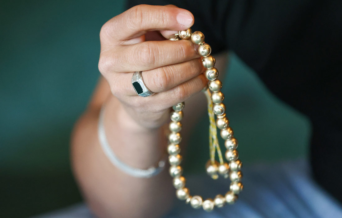 Четки в руках верующего в день праздника жертвоприношения