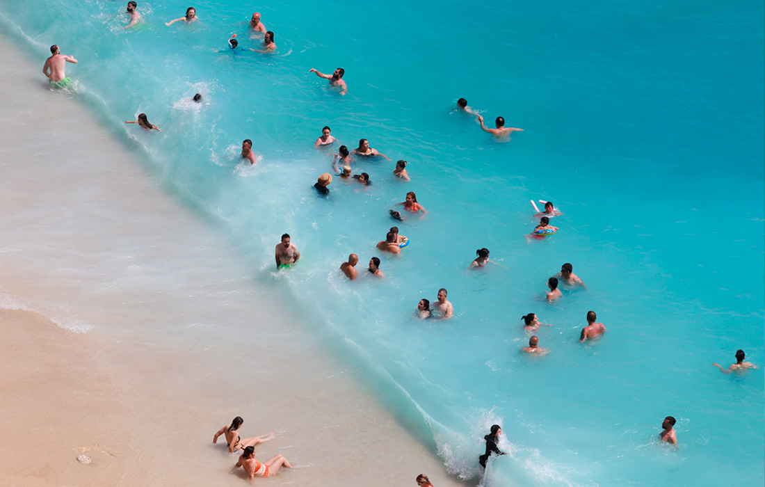 Отдыхающие на пляже Капуташ в Турции