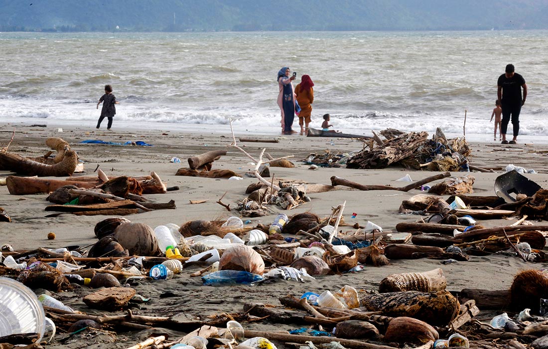 Пластиковый мусор, попадающий в реку Ачех в Индонезии, загрязняют прибережные районы