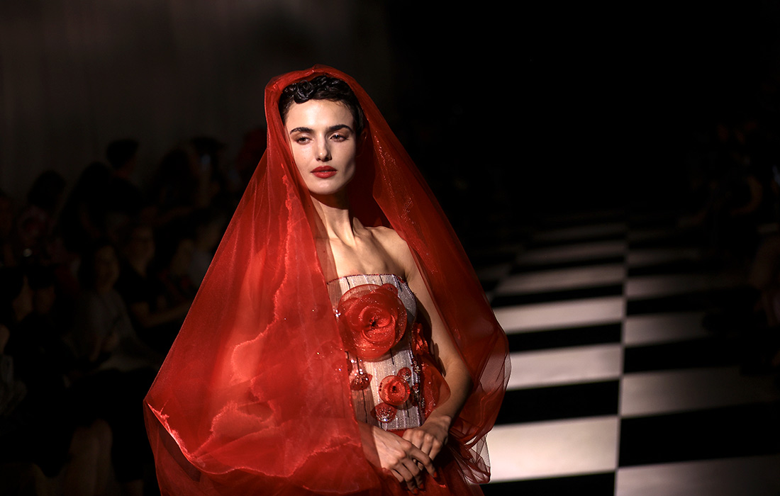 Модель в творении Armani Prive Haute Couture