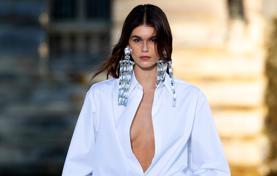 Модель Кайя Гербер во время показа коллекции Valentino