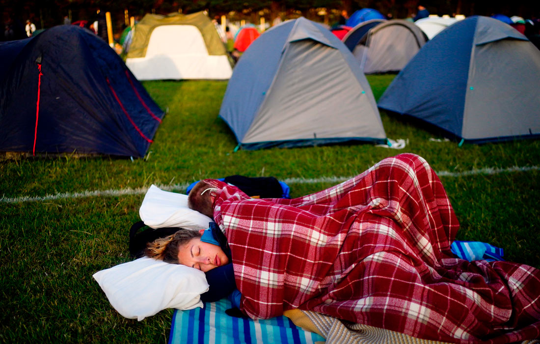Любители тенниса стоят многочасовые очереди за билетами на Уимблдон, многие приходят с палатками на территорию теннисного клуба и там проводят всю ночь