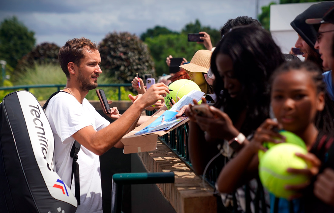 В этом году российские и белорусские теннисисты допущены к участию на теннисном турнире в нейтральном статусе. На фото: теннисист Даниил Медведев раздает автографы болельщикам.