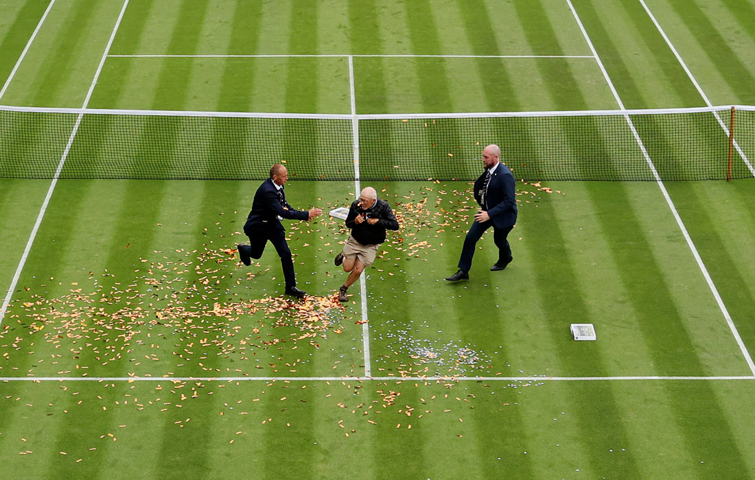 Экоактивисты движения Just Stop Oil сорвали матч первого круга Уимблдона. Протестующий выбежал на на корт и разбросал оранжевое конфетти.