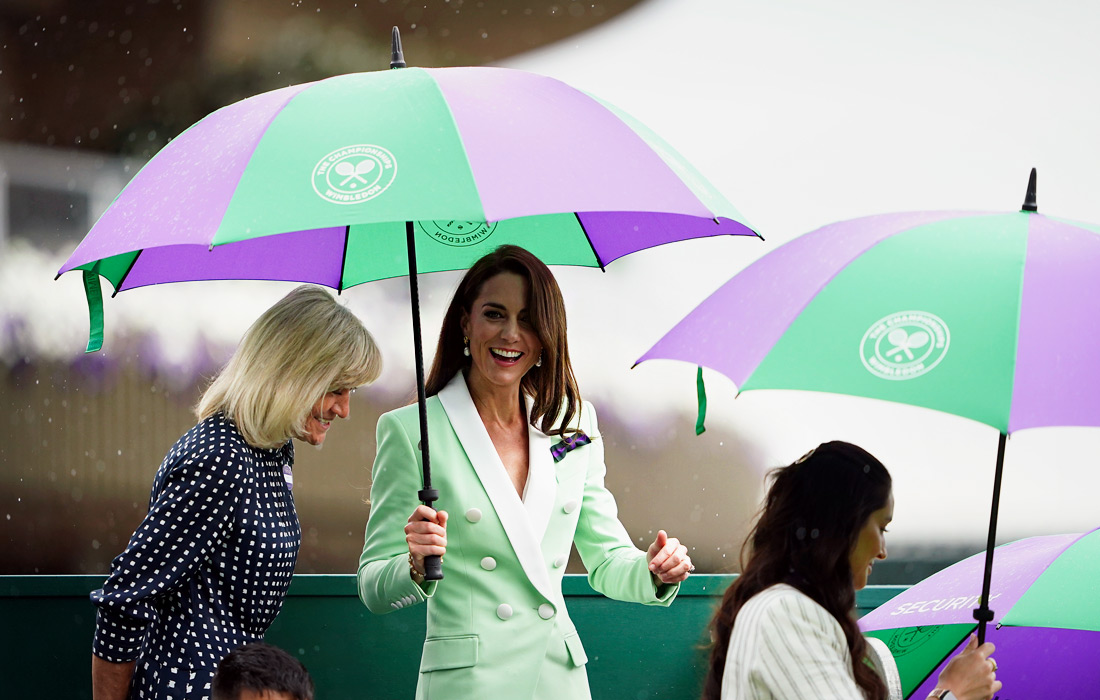 Члены королевской семьи - одни из самых желанных гостей Уимблдонского турнира. На фото: Кейт Миддлтон посещает соревнования второго игрового дня.