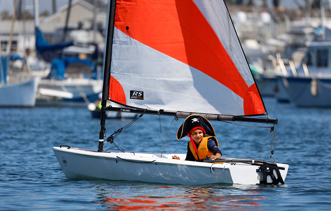 Парусный спорт в жаркую погоду в Ньюпорт-Бич, Калифорния
