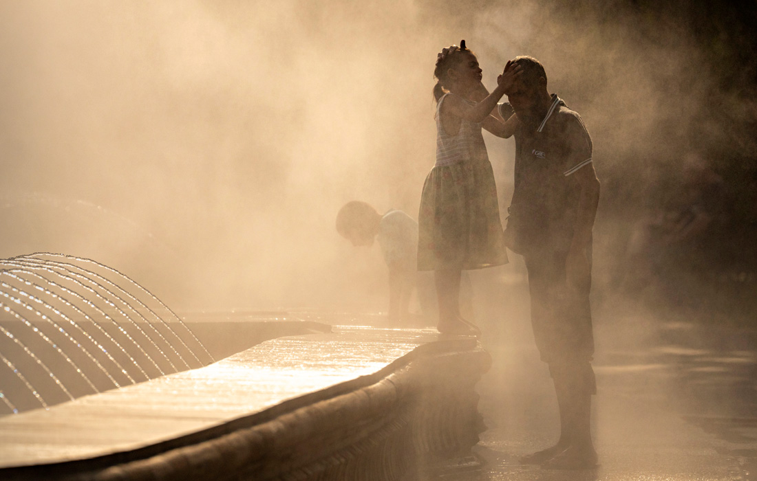 Страны южной Европы страдают от тепловой волны "Цербер", в ближайшие дни в некоторых регионах температура может подняться до 45 градусов по Цельсию и выше. На фото: жители Бухареста охлаждаются у фонтана.