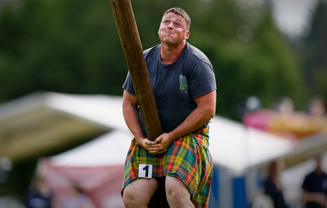 На территории замка Инверари в Шотландии проводятся Игры горцев, во время которых жители района Хайланд демонстрируют свою силу, ловкость и умение обращаться с оружием