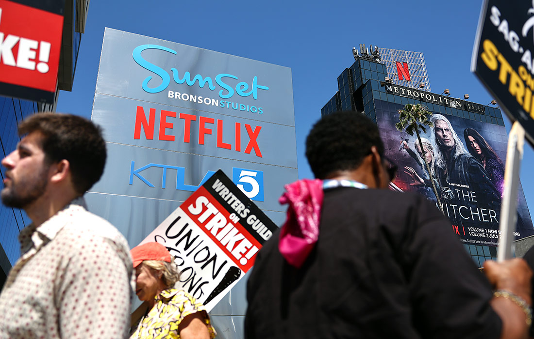 Профсоюз голливудских актёров протестует вместе с бастующими работниками Гильдии писателей возле офиса Netflix