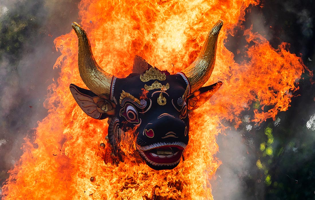 Торжественная церемония кремации члена королевской семьи Убуда в Индонезии