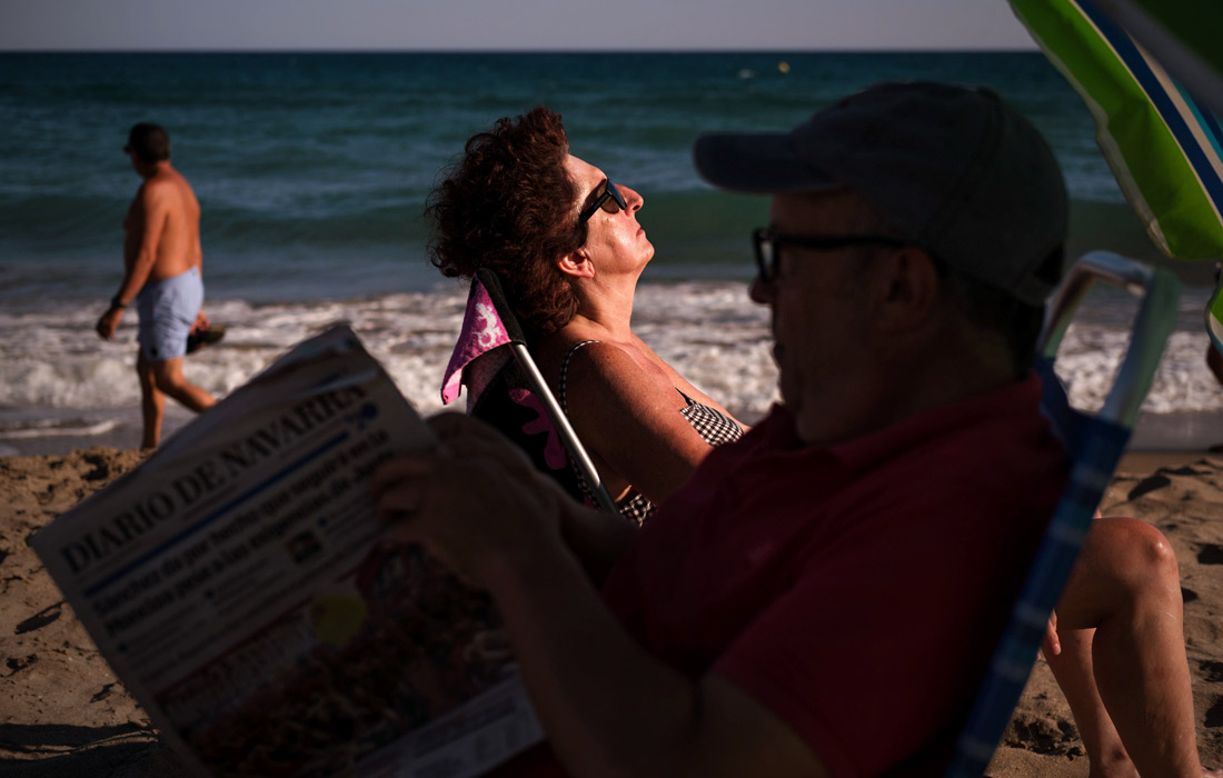 Отдыхающие на пляже в Комарруге, Испания