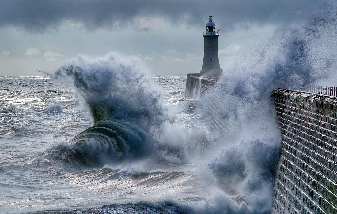 Шторм на пирсе в Тайнмуте в Великобритании