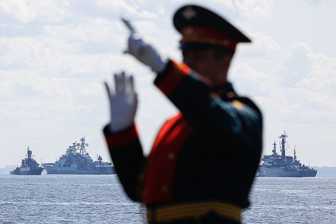 Член оркестра во время Главного военно-морского парада в честь Дня Военно-морского флота России