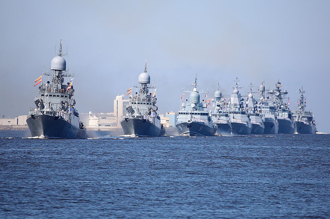Малый противолодочный корабль "Зеленодольск" (слева) во время Главного военно-морского парада в честь Дня Военно-морского флота России