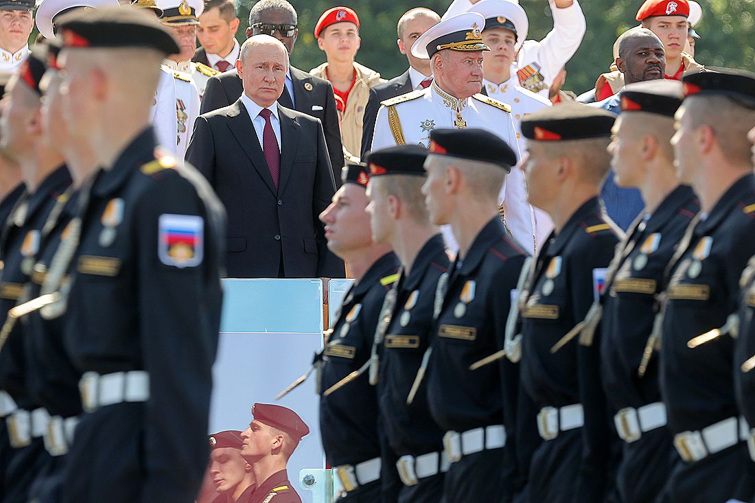 Президент РФ Владимир Путин на Сенатской площади во время прохода парадных расчетов в рамках Главного военно-морского парада в честь Дня Военно-морского флота России