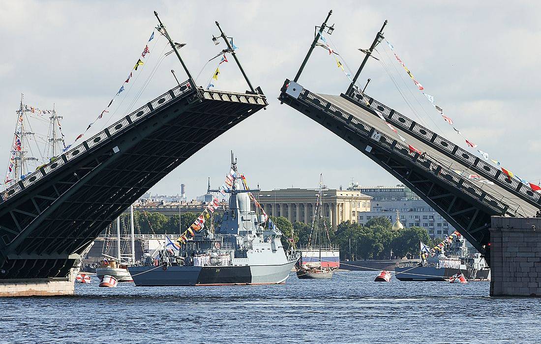 Малый ракетный корабль "Буря" в акватории Невы во время Главного военно-морского парада в честь Дня Военно-морского флота России