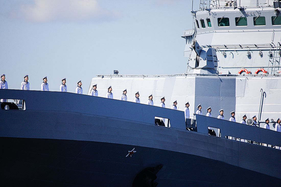 Большой десантный корабль "Иван Грен" во время Главного военно-морского парада в честь Дня Военно-морского флота России