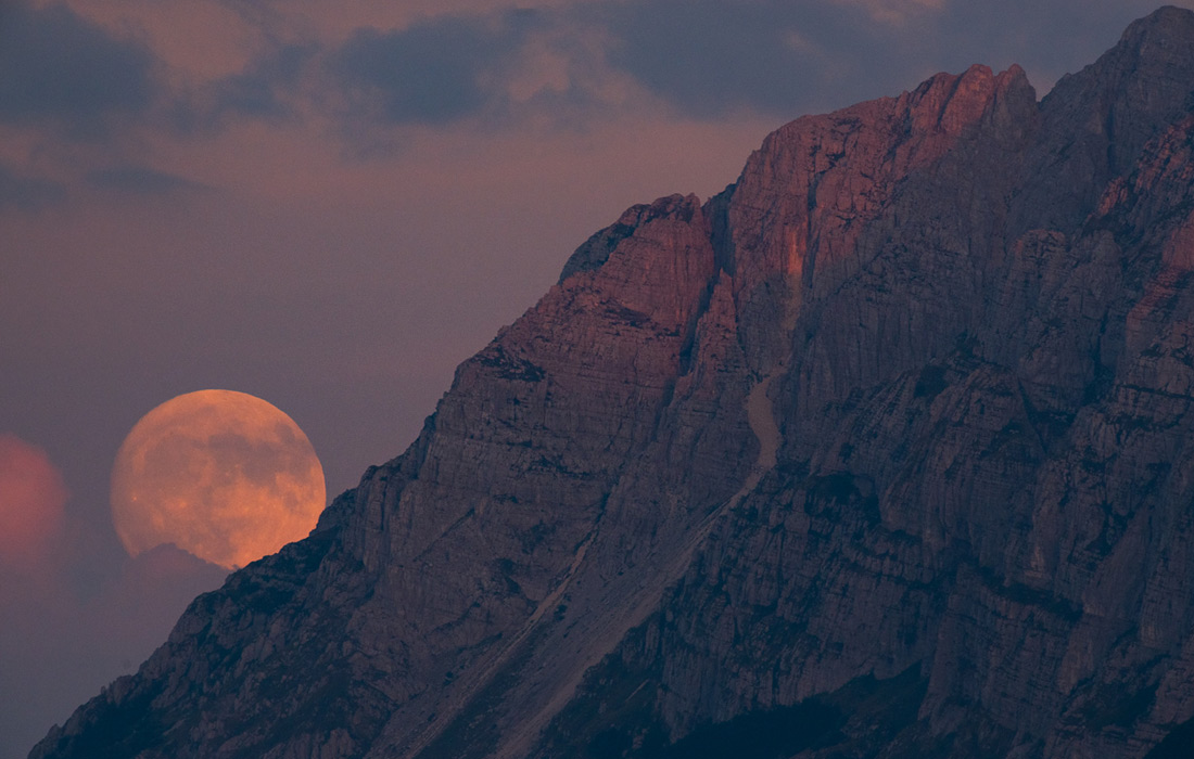 Суперлуние в Рокка-ди-Камбио, Италия