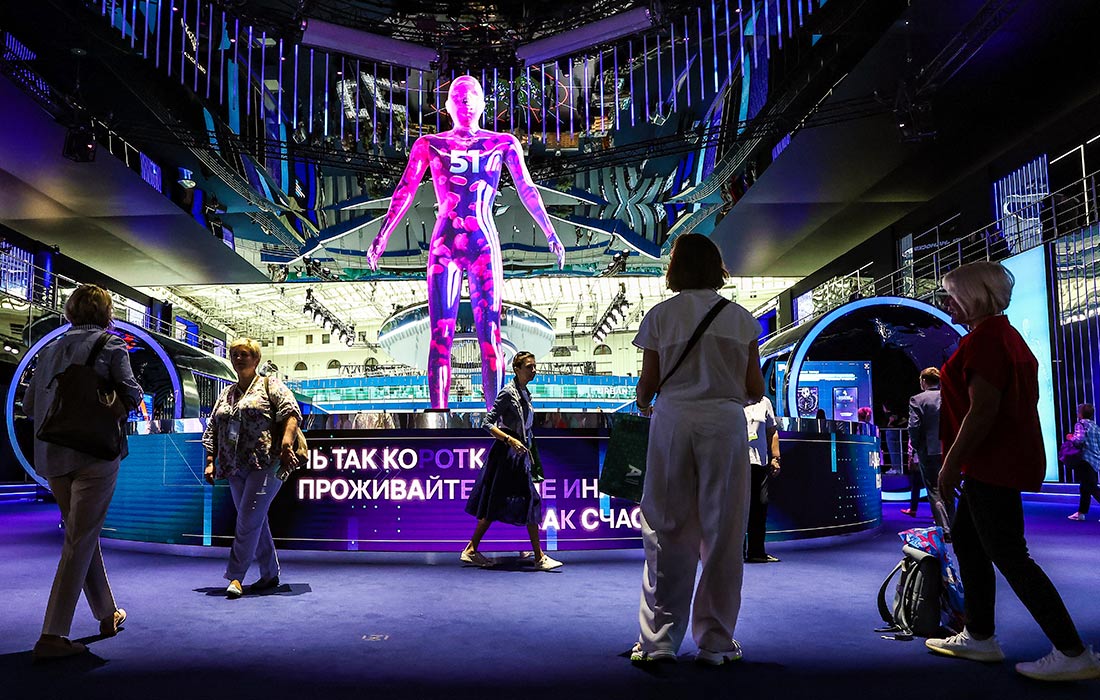 Участники XXII Московского урбанистического форума в Гостином дворе