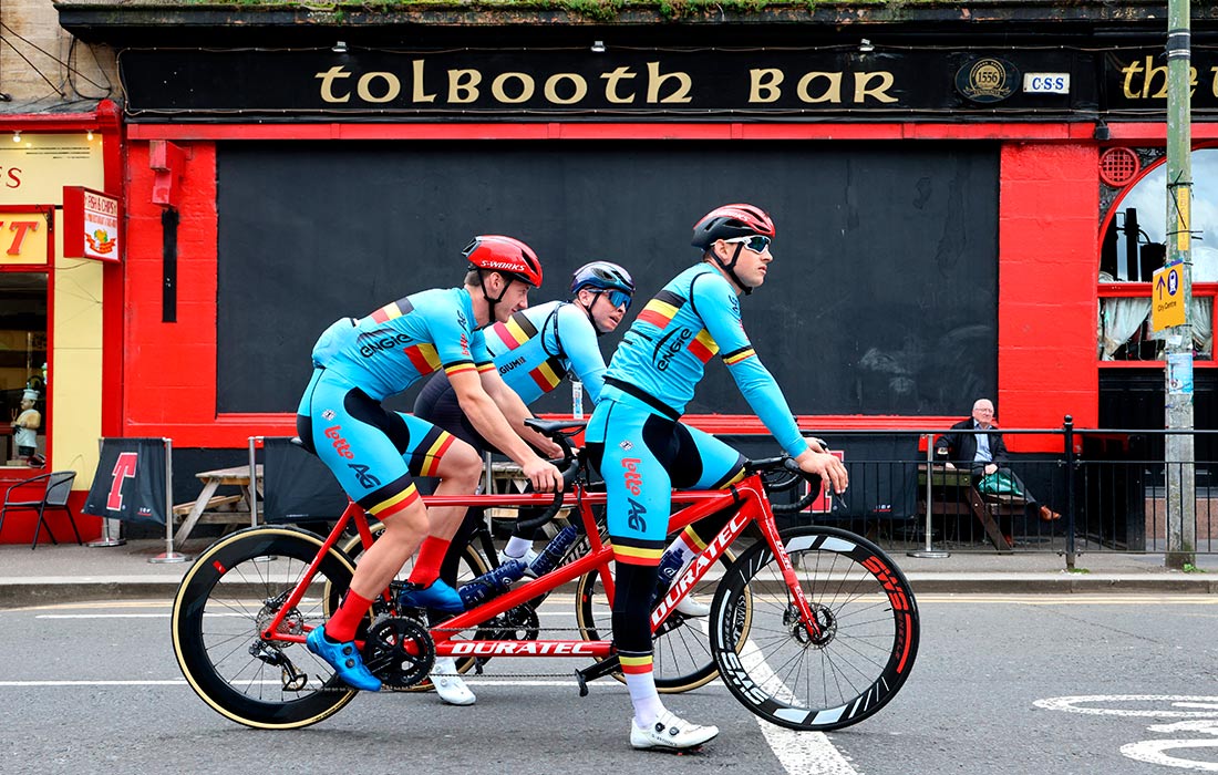 Члены бельгийской команды по шоссейному велоспорту в центре Глазго во время чемпионата мира по велоспорту UCI