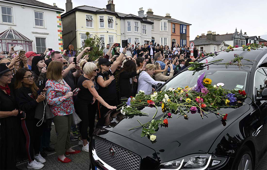 Поклонники простились с певицей Шенейд О'Коннор у её дома