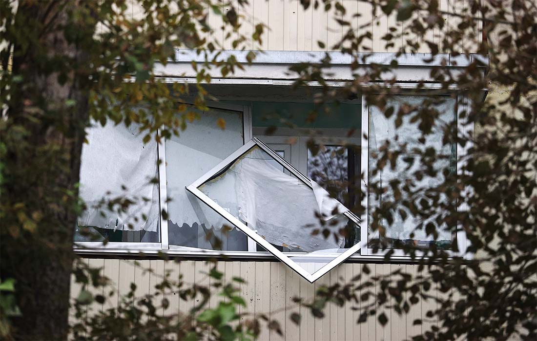 Взрывной волной повреждены два школьных здания и выбиты стекла в жилых домах на улицах Осипенко и Карла Либкнехта