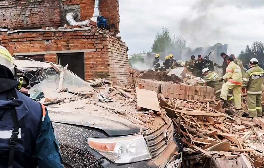 По предварительным данным, ЧП произошло на арендованном складе пиротехнических изделий. На месте идет разбор завалов.