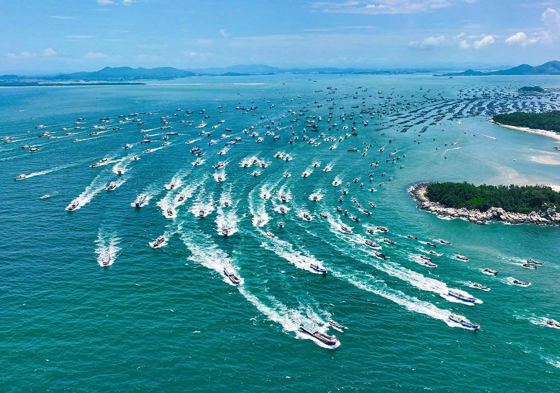 Запрет на ловлю рыбы закончился в Южно-китайском море. Почти тысяча лодок по такому поводу отправилась рыбачить.