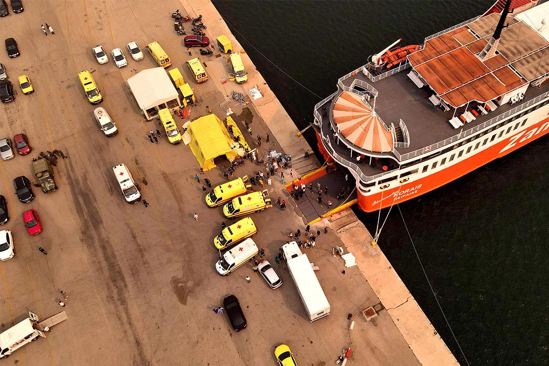 Корабль Адамантиос Кораис в Греции переоборудовали под госпиталь и временный приют для пострадавших от пожаров в стране