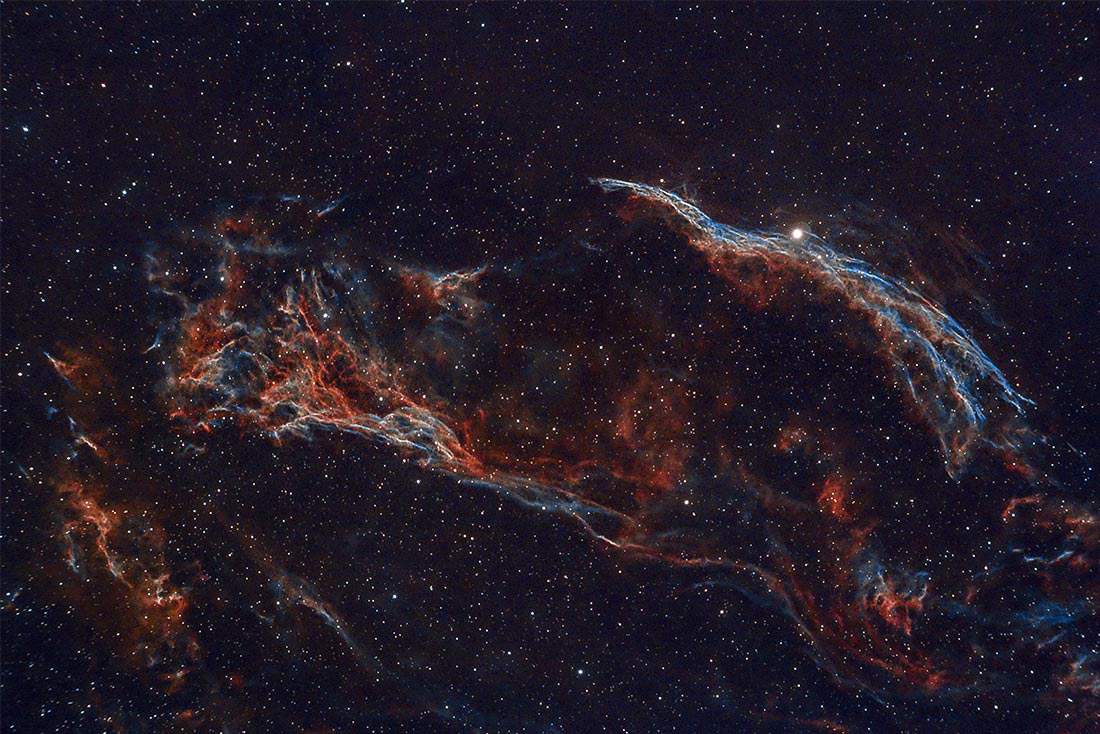 Новые фото туманности "Вуаль", образовавшейся 5 - 8 тысяч лет назад в результате взрыва сверхновой, сделал фотограф из Испании