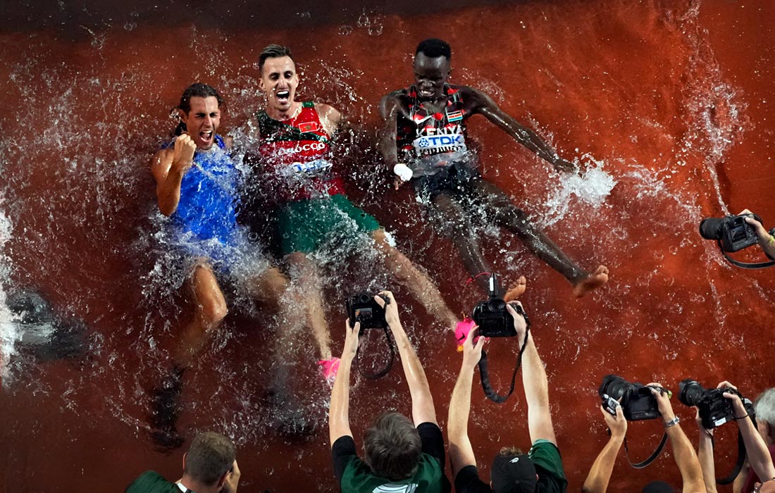 Спортсмены празднуют победу во время чемпионата мира по легкой атлетике в Будапеште