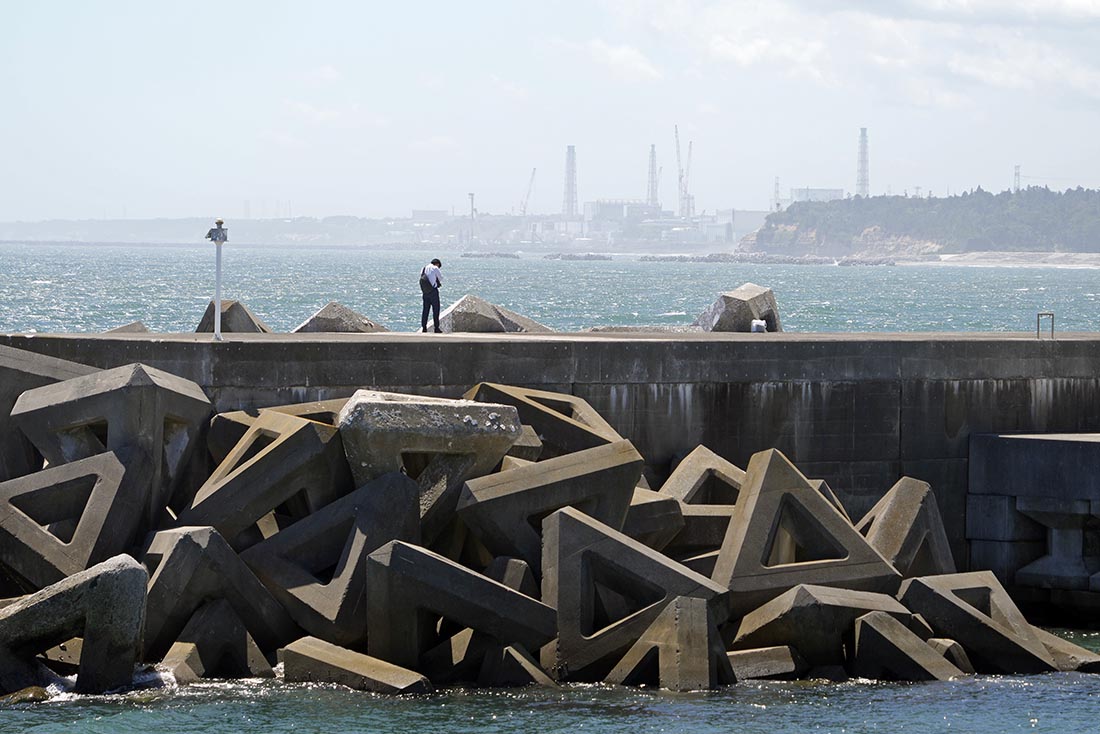 Япония начала слив в океан воды с атомной электростанции "Фукусима-1", где в 2011 году из-за цунами произошла авария