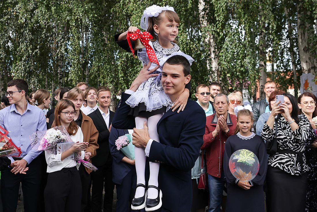 В школах, колледжах и вузах России 1 сентября начинается учебный год, практически все образовательные учреждения будут работать в обычном режиме