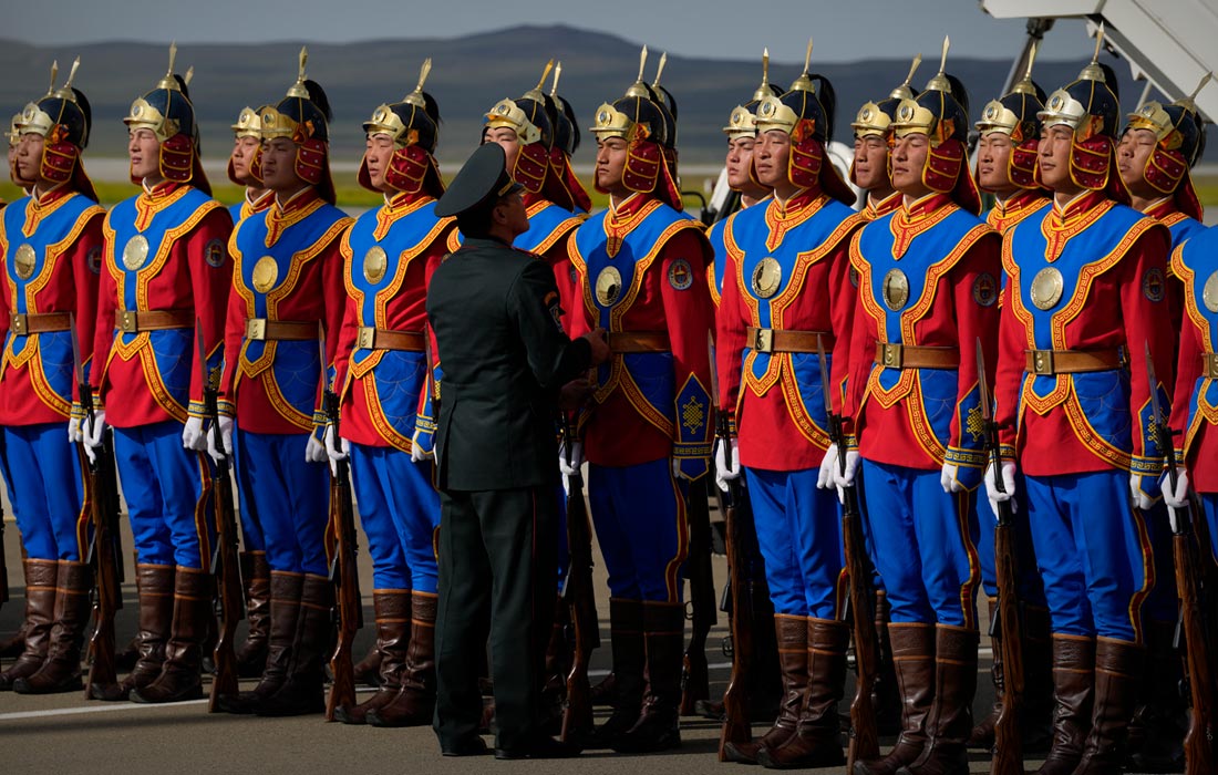 Папа римский Франциск прибыл с официальным визитом в Монголию. В аэропорту Улан-Батора его встречал почетный караул в национальных костюмах.