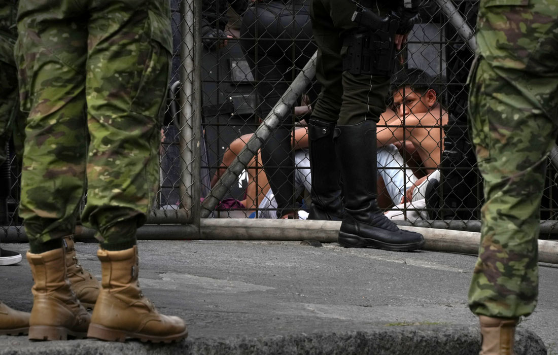 В тюрьме в Кито заключенные были эвакуированы во внутренний двор из-за пожара, устроенного группой несовершеннолетних правонарушителей