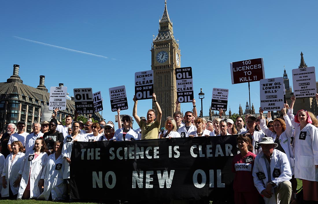 Более сотни ученых провели демонстрацию возле парламента Великобритании, призывая британское правительство не поддерживать новые разработки месторождений нефти и газа