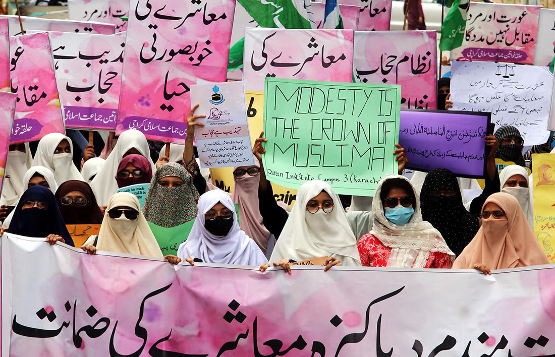 После слов президента Франции о непреложности дресс-кода в государственных школах страны, женщины в Карачи вышли на улицу с митингом в поддержку хиджаба