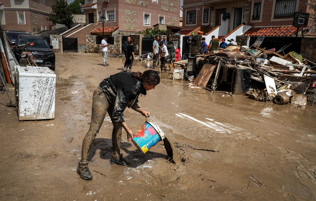 По меньшей мере три человека погибли в центральной части Испании в результате сильного наводнения, вызванного проливными дождями
