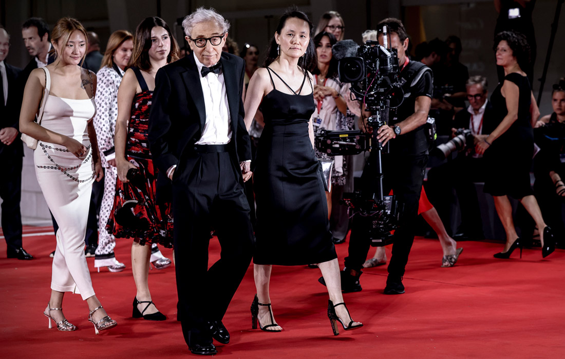 Режиссер Вуди Ален с женой Сун-И Превин и приемными дочерьми на премьере фильма "Великая ирония"