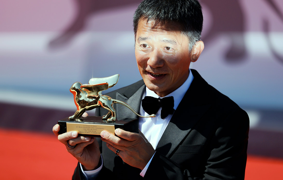 Гонконгский актер Тони Леунг Чиу-вай с премией "Золотой лев" за жизненные достижения